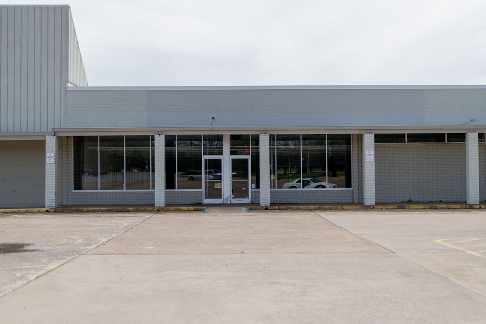 Brooklyn Shopping Center: 923-951 East College Street, Pulaski, TN 38478